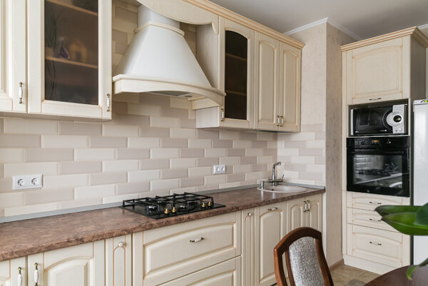 Справа с краю виден холодильник. Выстроили рабочий треугольник!