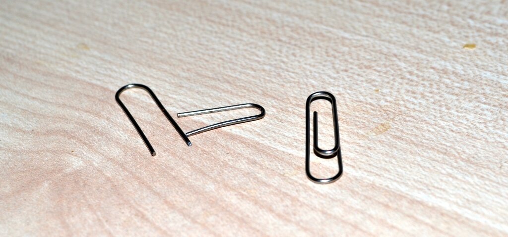 Скрепка разделяется на две части