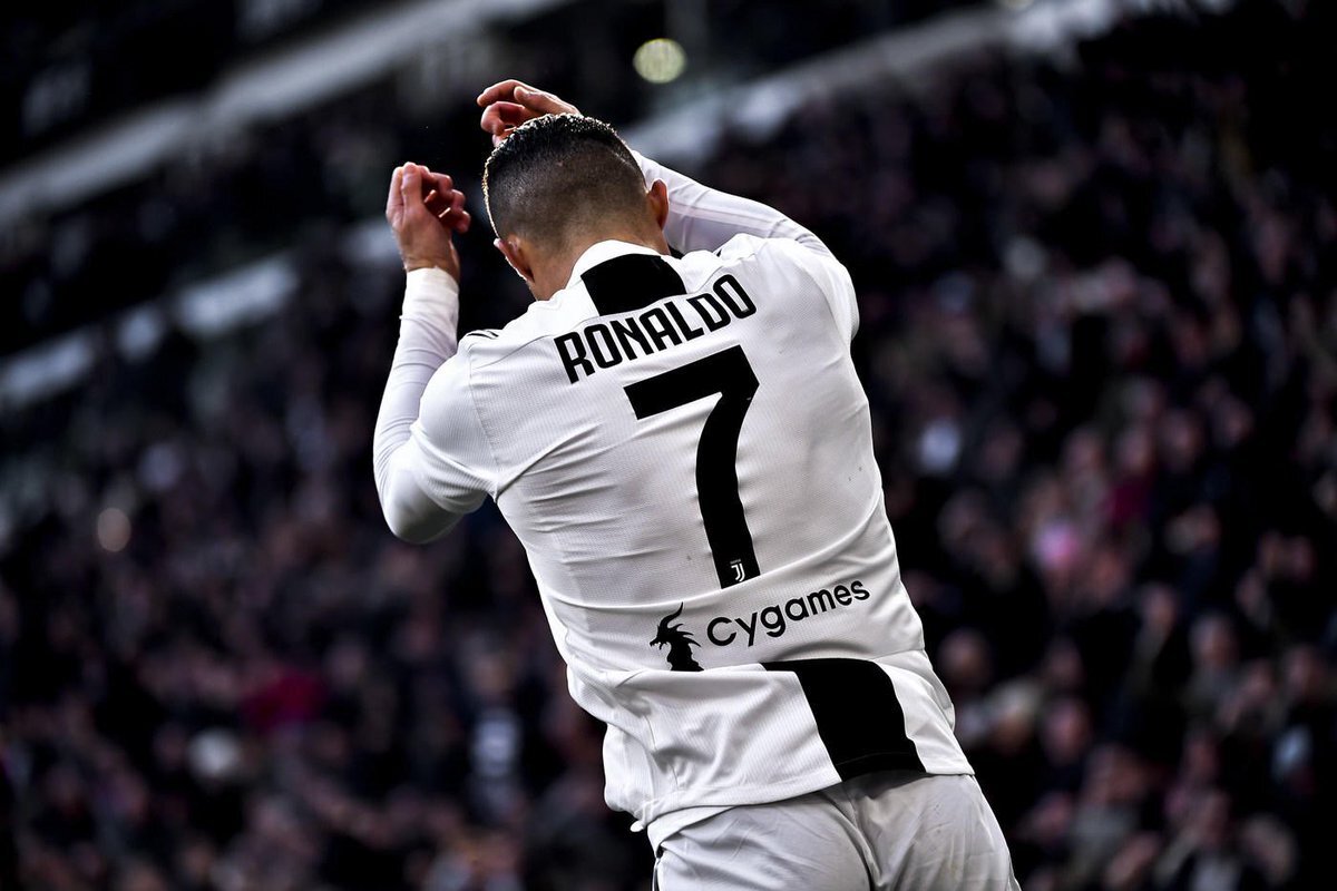  ▪Матчей: 945 👕 
▪Голов: 677 ⚽ 
▪Ассистов: 230 🅰 
▪Хет-триков: 51 ⚽⚽⚽ 
▪Покеров: 9 ⚽⚽⚽⚽
▪Пента-триков: 2 ⚽⚽⚽⚽⚽
▪Голов головой: 119 ✈ 
▪Голов со штрафного: 53 🚀 
▪Голов с пенальти: 109 🥅
▪Командных трофеев: 29 🏆 
▪«Золотых мячей»: 5 🏆 
▪«Золотых бутс»: 4 🏆 
▪Наград лучшему игроку года ФИФА: 3 🏆
  