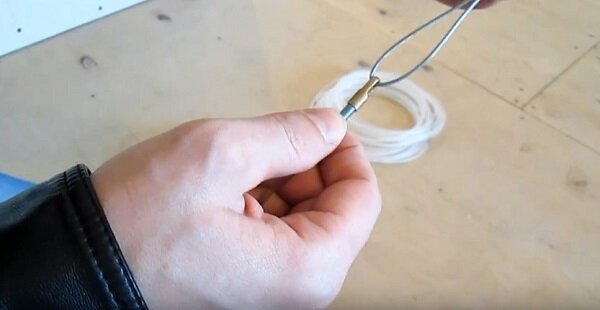 Чулок крепится к прутку с помощью проушины