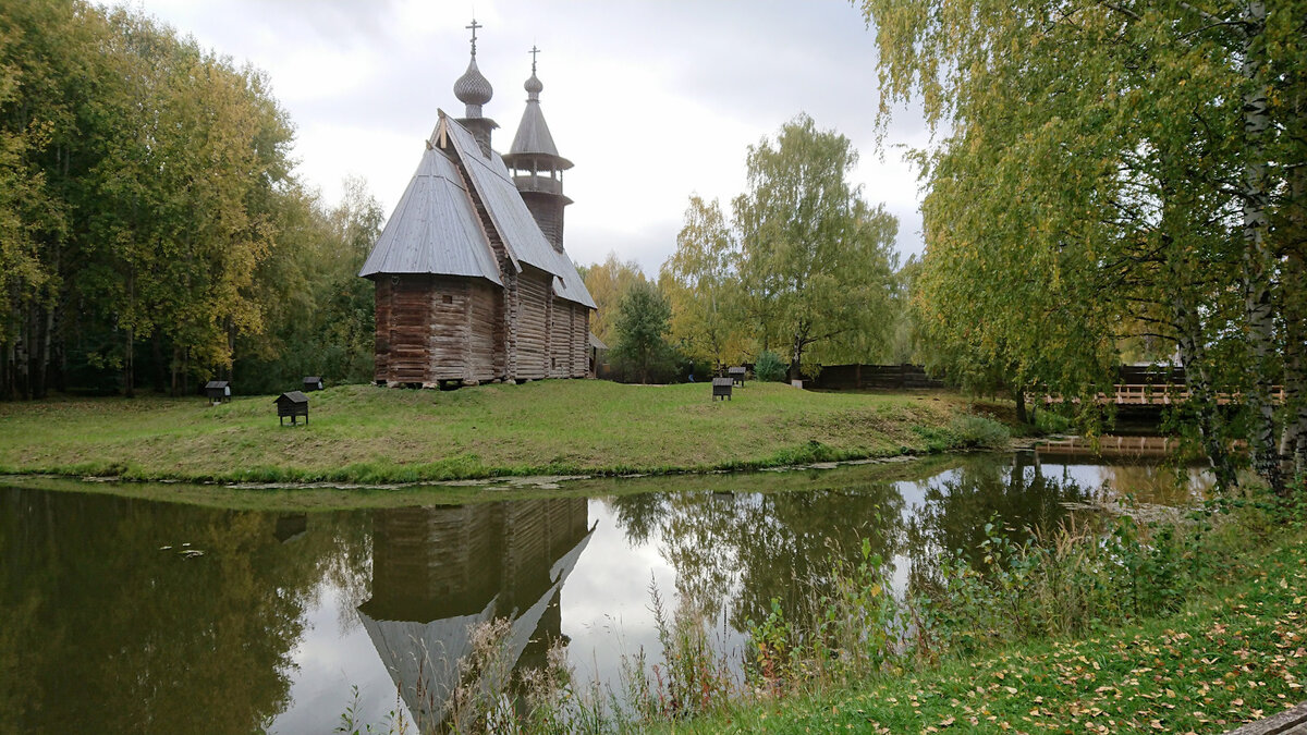 Деревянная церковь - 1712 года постройки а то и старше. Ровесница Петра I.