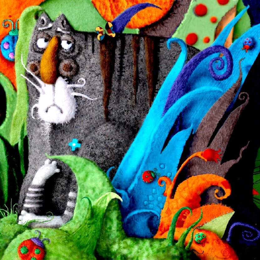 Кот и божья коровка.