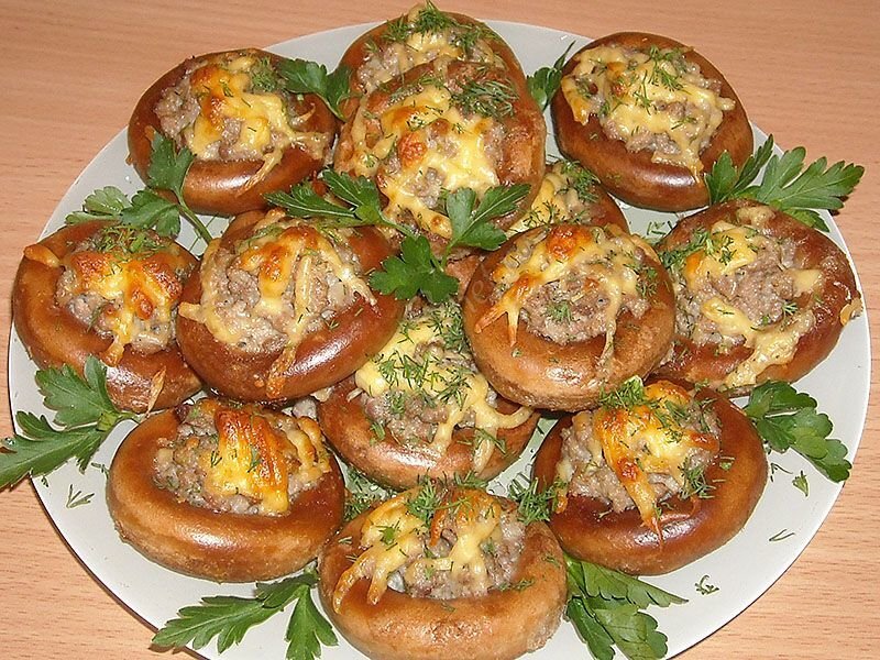 Баранки, фаршированные мясом с помидорами и сыром