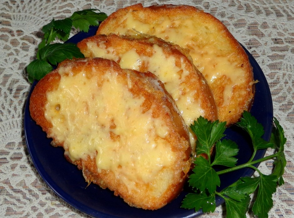 Гренки с яйцами и сырками - мгновенная и очень вкусная закуска на любой стол, фуршет, пикник или банкет.