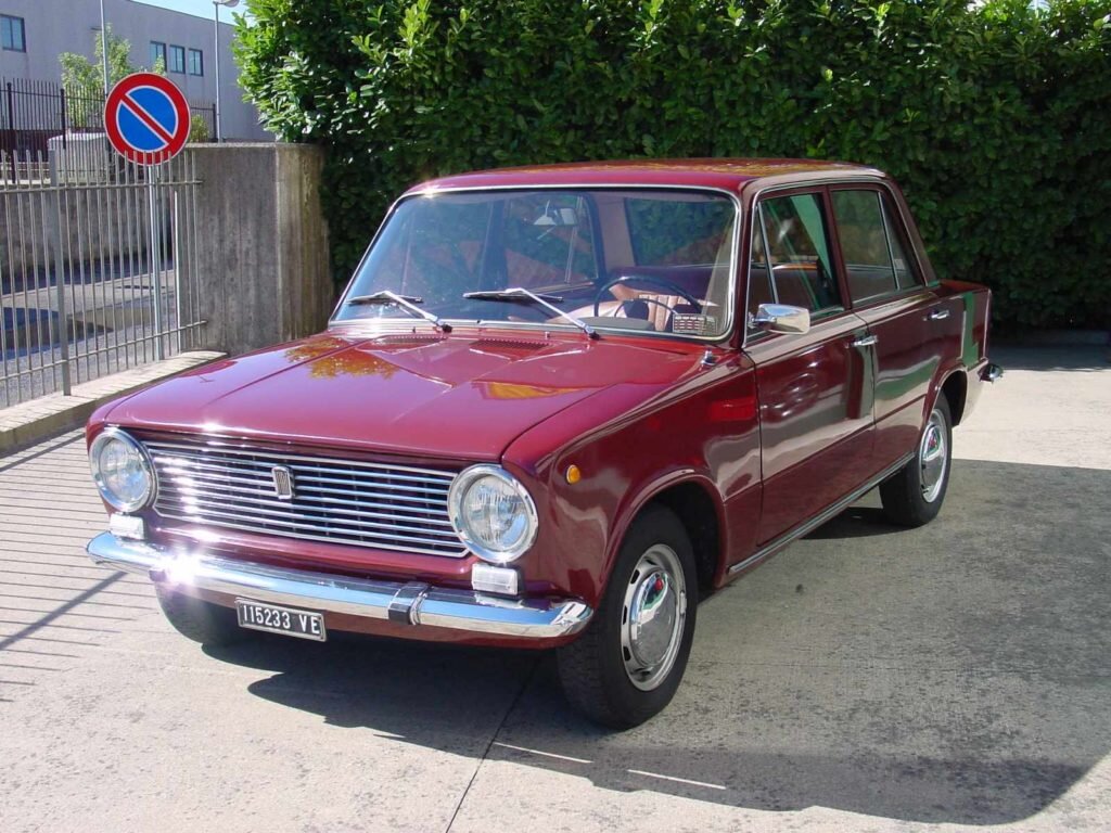 На фото Fiat-124. Обратите внимание на дверные ручки и "Клыки" на бампере.