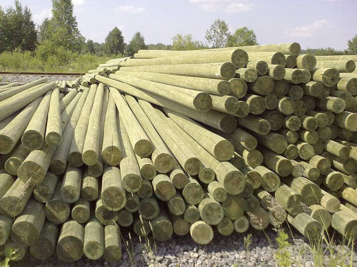 деревянные опоры лэп 11м вес. складирование деревянных опор лэп. опора лэп 11 м деревянная. столб деревянный импрегнированный. опора деревянная 11 м пропитанная.