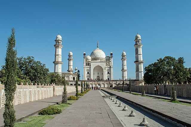 Могила Рабии Даурани (также известная как Биби-ка-Макбара) в Аурангабаде в Махараштре, Индия. Фото:  Bhajish Bharathan, источник: https://ru.m.wikipedia.org/wiki/%D0%A4%D0%B0%D0%B9%D0%BB:Bibi-Ka-Maqbara_(Tomb_of_Rabia_Daurani).jpg