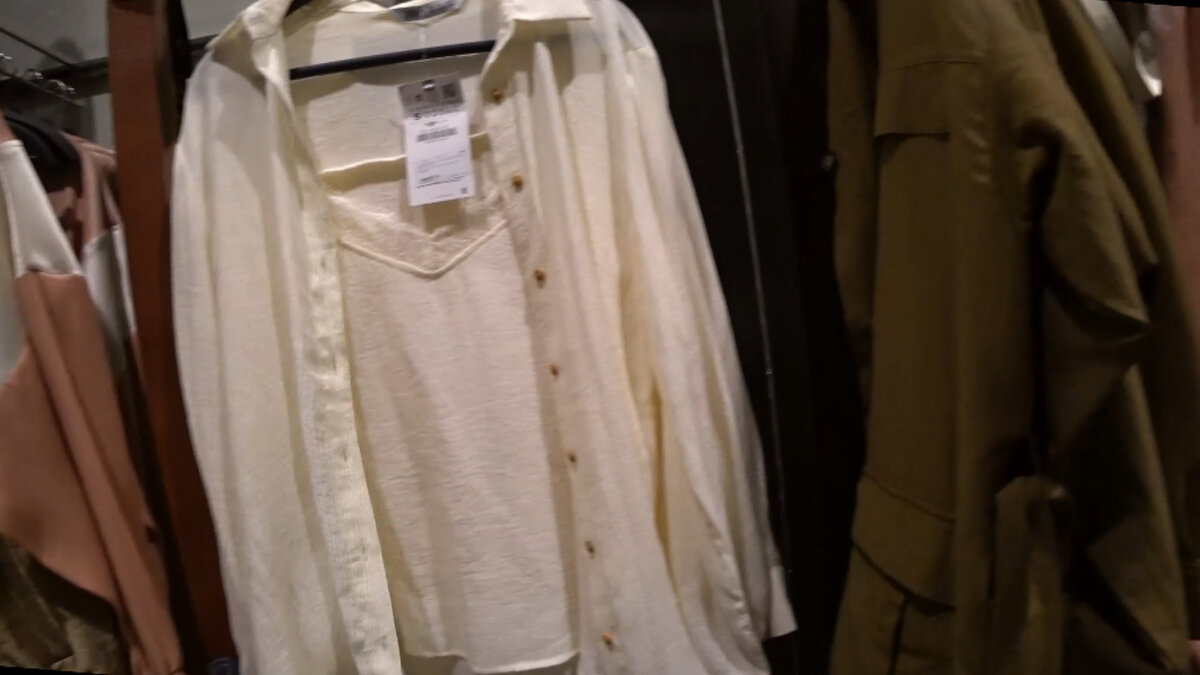 Блуза-рубашка с контрастными пуговицами. Вискоза 59%, всё остальное полиэстр. В Турции стоит 149,95 лир, 26,02$ , в России 2799 рублей - 43,33$ .  В  Турции дешевле на 17,31$, ощутимая выгода 