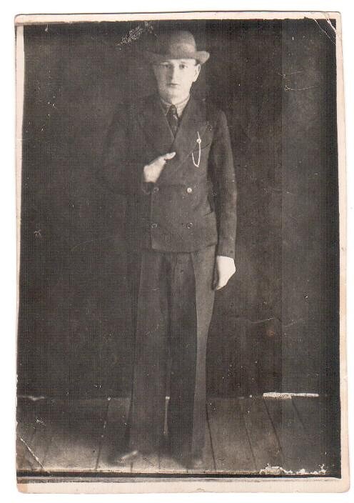 Карасев Вячеслав (Савелий) Пименович.1935 год, 18 лет. Мурманская область, Кольский район. Учитель Школы Ликвидации Безграмотности. Фото из личного архива.