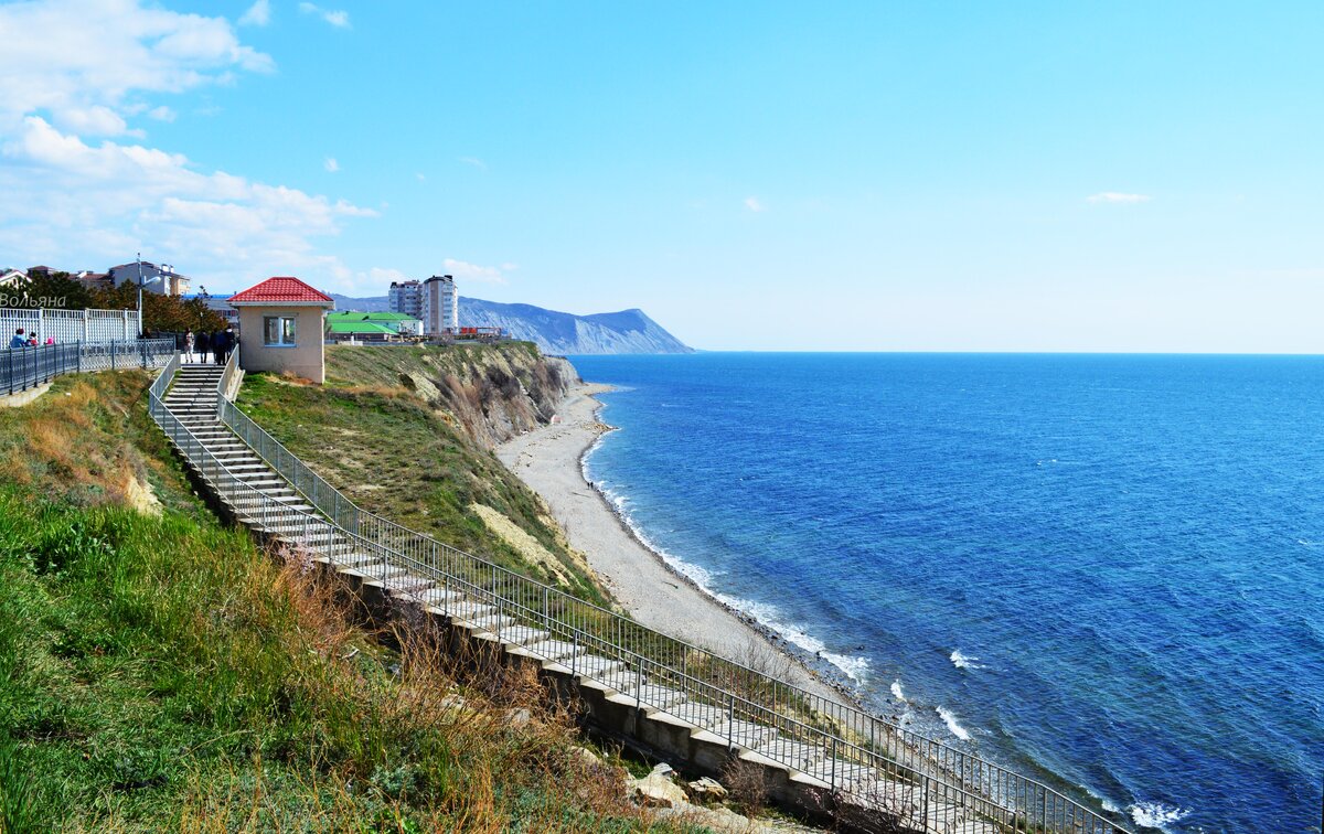 Море поселки. Анапа в апреле. Тихие поселки на берегу черного моря. Апрель на Черноморском побережье. Мост на 