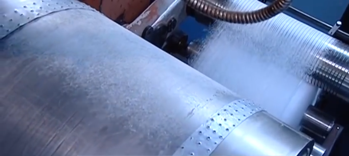 Приёмный стол(барабан), куда подаются через фильеры синтетические нити.