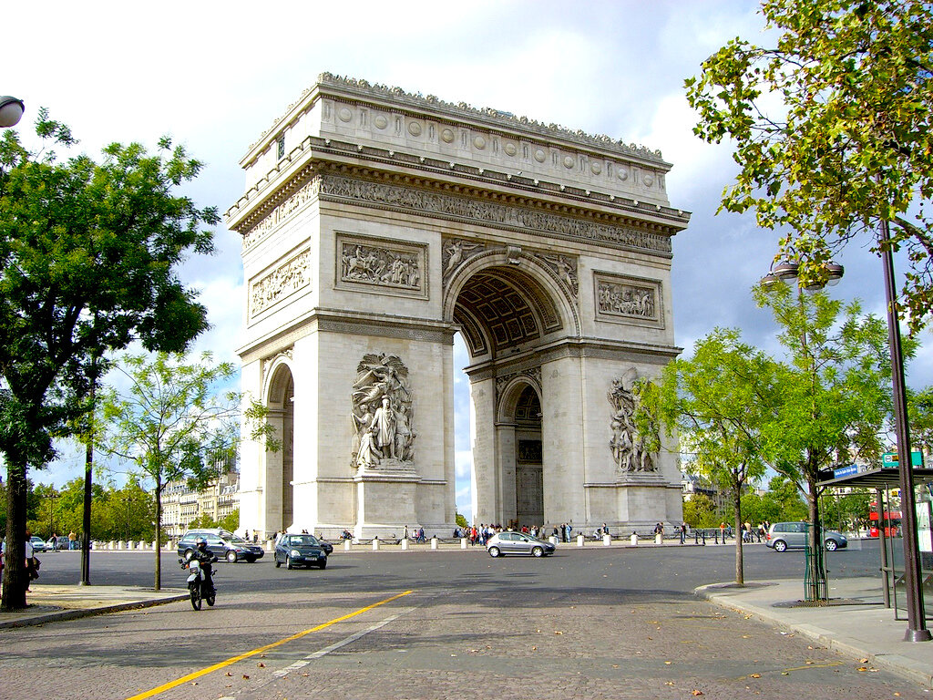 Триумфальная арка в Париже. Источник фото: https://weatlas.com/