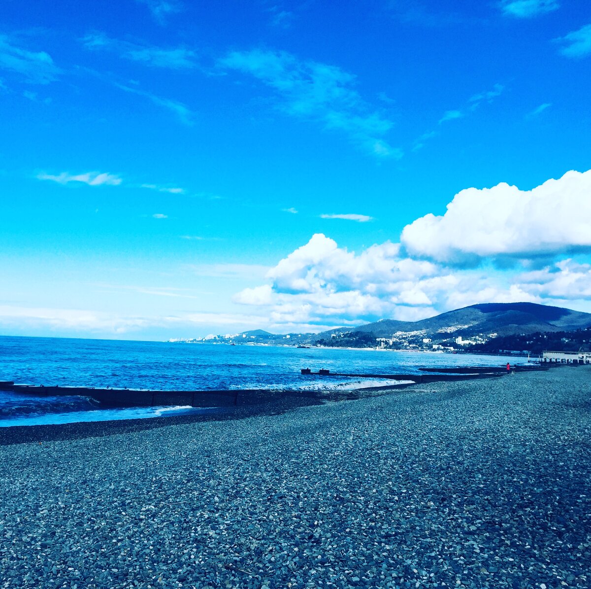    Но наступил тот день когда надо выходить на работу. Придя на работу я четко осознала, что я такая несчастная, когда я нахожусь в этом помещении с этими людьми, что сил моих больше нет. Но я продолжала ходить на работу ровно до того момента, когда в очередной раз пришел мой директор, и сказал до боли знакомую фразу -"я не хочу с тобой работать". Вот тут я уже не стала молчать и сказала Я ТОЖЕ!!!Я тут же написала заявление, оставила ключи и пошла домой. Выдя на улицу я вдохнула полной грудью,глаза были полны  счастья, у меня была летящая походка и мне так хотелось рассказать всему миру о том что я свободна!!!Свободна от этих обязательств, от этого стереотипа -"все работают и ты должна". Когда я шла с работы, я позвонила своему мужу и спросила ,а ты где? Он сказал на работе,а что? На его вопрос я ответила - я больше не работаю!!! И знаете что было потом?  Мы оба начали смеяться.Но эта новость была радостью не для всех. Я долго думала как сказать маме. Ведь наши мамы они же старой закалки, старого воспитания и для них быть безработным- это стыдно, это позор. Но, на мое удивление, отреагировала она довольно спокойно. Но фразы - "а как же пенсия, всем надо работать" я все же от нее услышала. Надеюсь моя мама когда-нибудь поймёт меня, поймёт чего я действительно хочу,  и что действительно мне приносит счастье удовлетворение и комфорт. 