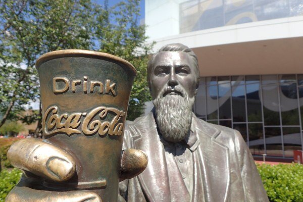 Памятник создателю Кока-Колы Джону Пембертону у музея "Мир Кока-Колы" в Атланте. Фото из открытых источников.