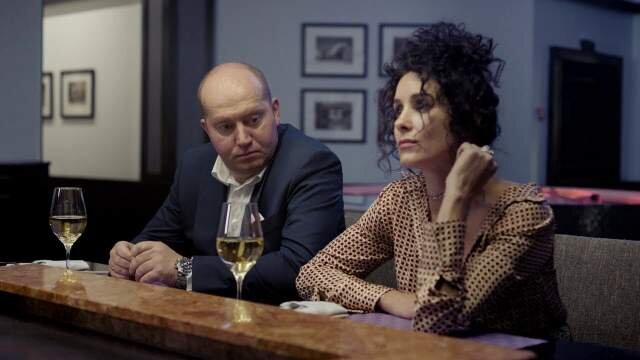 Сергей Бурунов в роли высокопоставленного чиновника Игоря и Ольга Сутулова в роли жены олигарха и светской львицы