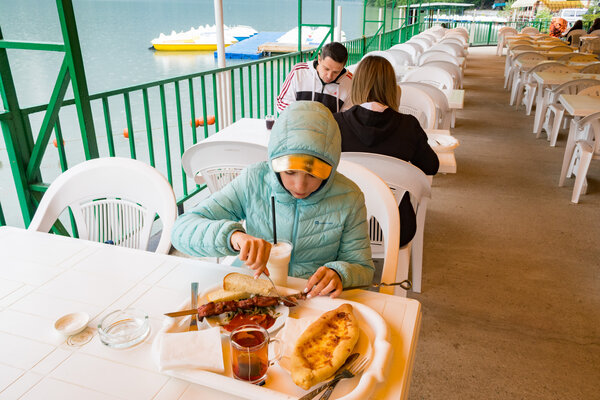 Сколько стоит пообедать в кафе на озере Рица в Абхазии? Подробно. С ценами