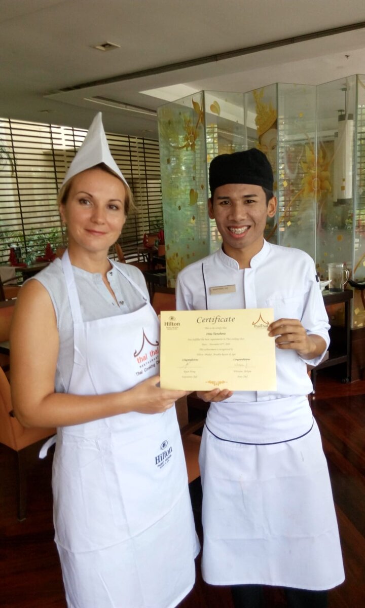 Полтора стакана риса хорошо промыть и залить холодной водой так, чтоб уровень воды был выше уровня риса ни три сантиметра. Ставим варить на средний огонь. Рис закипел - выключаем. Ждем пять минут. Включаем и после закипания выключаем совсем, дальше он дойдет сам. Наша цель сварить его почти до готовности, не более. 