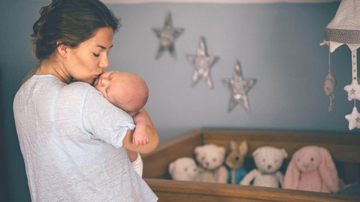 Всем привет, сегодня мой небольшой рассказ пойдёт о тех самых так сказать идеальных мамочках... Дело в том, что многие мамы считают себя идеальными, не замечая за собой, каких то пробелов в воспитании своего малыша, но если она своему ребенкуребёнку не даёт кушать сладости, колбасу, сосиски, чипсы например, то ей нужно ставить памятник, а например, то что ребёнок ходит в садик неопрятным с нестриженными ногтями, непричесанный, в грязной одежде это небеда... Вот и я часто задаюсь вопросом, а разве можно быть идеальной мамой? Думаю да, но только для своего малыша, ведь он не замечает никаких ваших недостатков, и любит вас любую злую и сердитую, добрую и весёлую...абсолютно любую.. Ну а для других людей врятле вы будете идеальной мамой, обязательно найдутся те кто вас осудят, но прежде чем кого либо судить, посмотрите какая вы сама, только реальным взглядом... Не судите, да не судимы будете... Будьте счастливы, наслаждайтесь каждым днем своей жизни проведённым со своим малышом, любите его и цените, то что имеете... Самые дорогие слова в жизни это:" мамочка! Я тебя люблю". БУДЬТЕ СЧАСТЛИВЫ) 