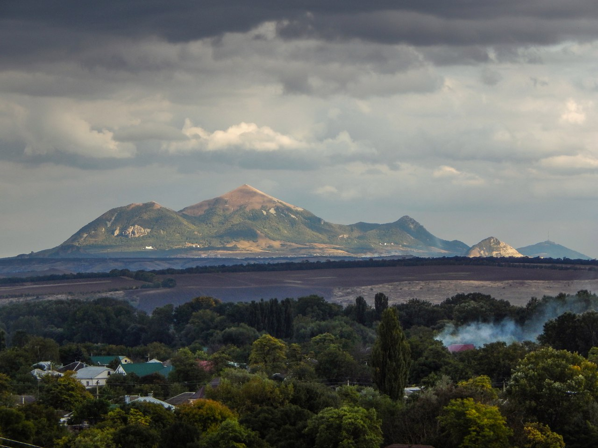 У подножия Бештау между станицей и лесполосой видна гора Солдаская. сентябрь 2016 года