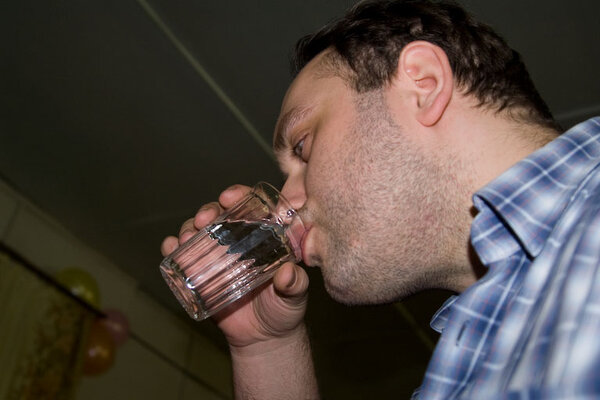 Как отличить технический спирт в водке от питьевого?