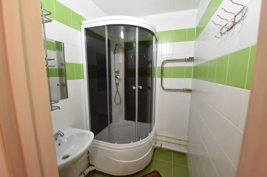 Душевая кабина в общежитии №8, УрФУ.