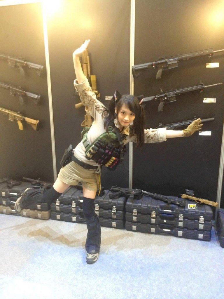 Азиатская девушка как бы намекает: кто-то со своими претензиями пролетит как фанера над Парижем )) // Фото из этих ваших интернетов