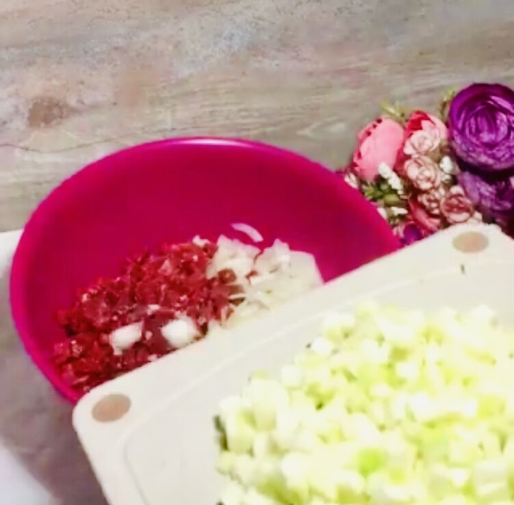 Смешали мясо и лук