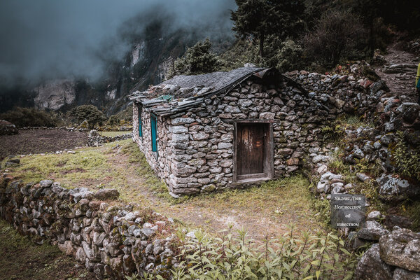 Над пропастью: как выживают в Гималаях