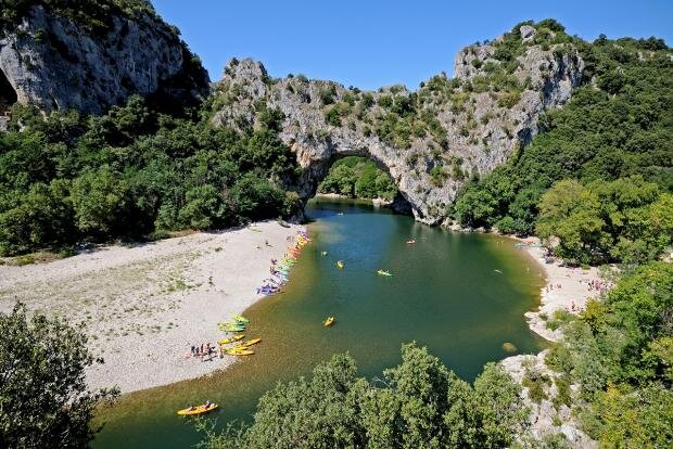 Этот природный каменный мост имеет высоту смычка 34 метра