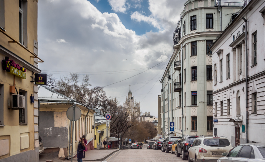 Место, которого нет Если  пойдете по парку «Горка» к стене Мандельштама, то увидите кованую  лестницу. Раньше на ее месте стоял двухэтажный дом. Там был райский сад,  которым заведовал Волшебник.-3