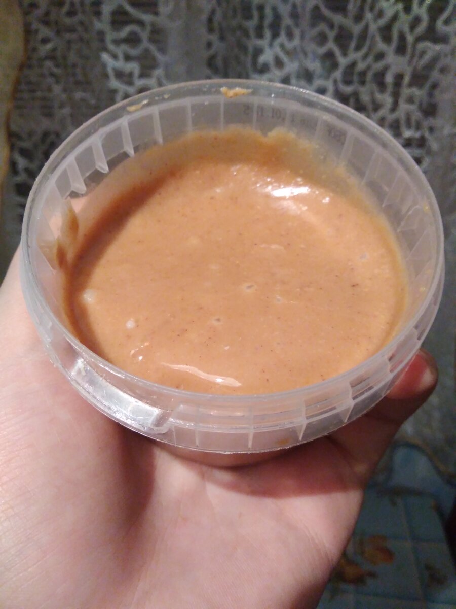 		                    Арахисовое масло  	Арахисовое масло очень популярно в Америке, и каждый из нас хоть раз видел, как его с удовольствием уплетают взрослые и дети во всяких американских фильмах. Арахисовое масло производится даже в Китае и других странах Евросоюза, но у нас простых славян его нету, просто не завезли к нам. Иногда можно встретить в каких не будь эксклюзивных магазинчиках арахисовое масло завезенное из Америки. Не смотря на такой не обычный вид этого масла, делается оно довольно просто.
	Ингредиенты:
	- обжаренный арахис – 500 гр.
	- мед – 1-2 ст. лж.
	- рафинированное растительное масло – 1-2 ст. лж. По необходимости.


		Способ приготовления:
1.	Берем жареный, облущенный арахис, пол килограмма, засыпаем в блендер и перемалываем его минут 10. Если вы не облущите арахис то масло будет с кислинкой. 
    
2.	После добавляем одну или две столовые ложки меда, все зависит от вкуса. И тут надо быть осторожным, потому что блендер или миксер могут перегреться, нужно оставлять их остыть что бы не сломались. Так же арахис будет прилипать к вашему миксеру, а это не очень удобно, из-за этого вам придется молоть арахис по маленькой горсточкой, так что лучше всего подходит для этого блендер, вы немного наклоняете блендер чтобы он циркулировал арахис и молите до конца. Масло должно получиться густым, однородным и очень вкусным. Его можно мазать на тосты и подавать к чаю.


                                   	 Приятного аппетита!  
