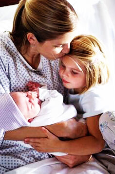 картинки с Яндекса. Мама знакомит старшего ребенка с малышом