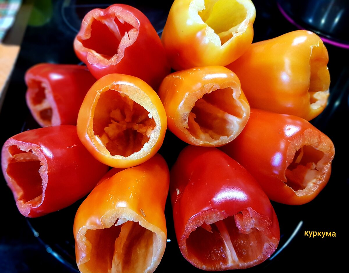 Моем и очищаем перец.