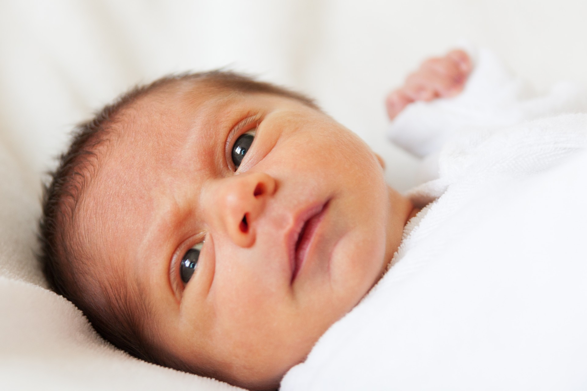 Глаза у новорожденного открываются. Новорожденный ребенок. Глаза новорожденного. Новорождённые дети с открытыми глазами. Новорожденный с зелеными глазами.