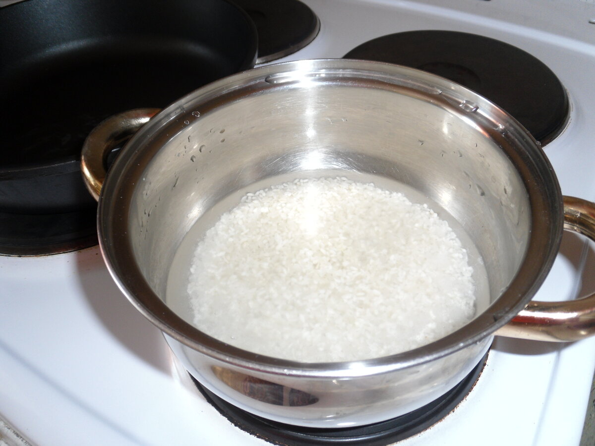 Рис в кипящую или холодную. Рис в кастрюле. Отварить рис. Готовый рис в кастрюле. Вареный рис в кастрюле.