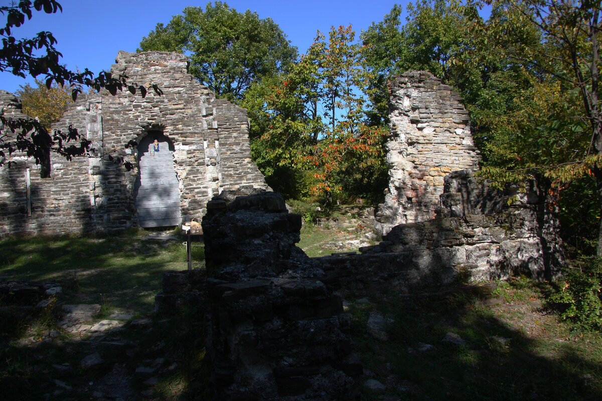 Вид Византийского храма в Лоо. Октябрь 2019 г.