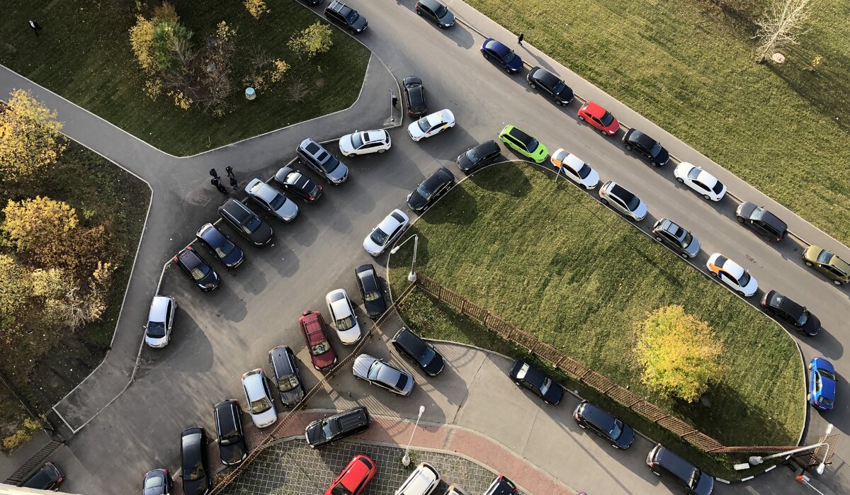 В каждом дворе сейчас сложно припарковаться