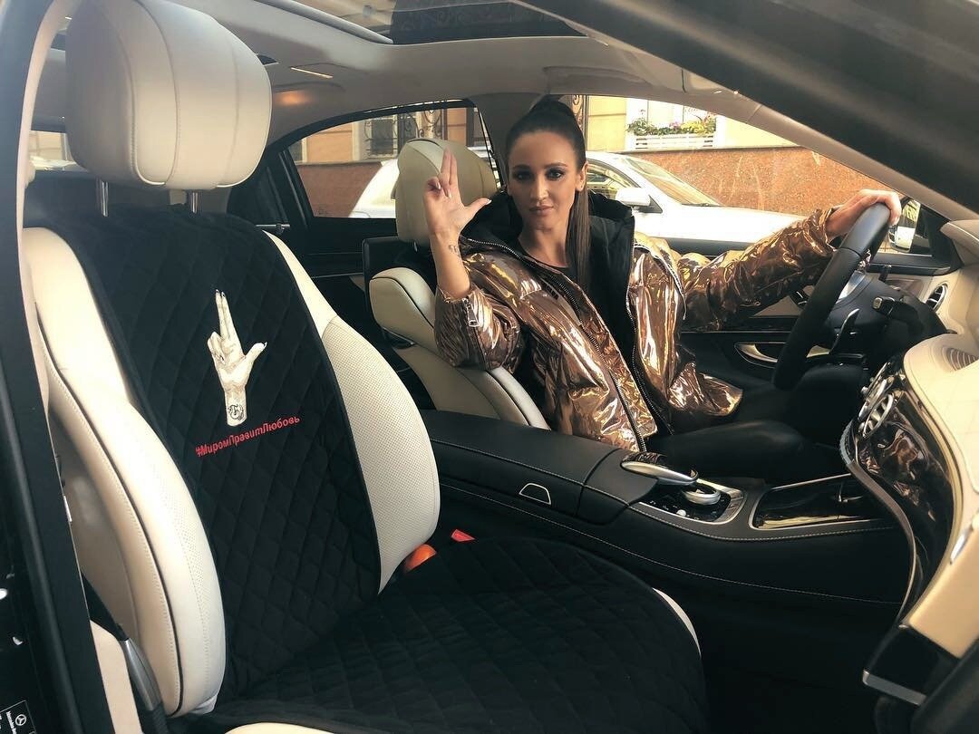 Бузова показывает знак масонов в машине...