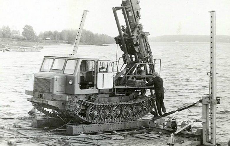 
А можно еще так. 1988 г. Экспериментальный способ доставки свай в грунт — «застреливание», в данном примере — сквозь воду. Армейское орудие перепрофилировано для строительных целей. Глубина забивки увеличена в 2-2,5 раза за один выстрел в «в сравнении с иным использованием той же энергии». 
Источник.

