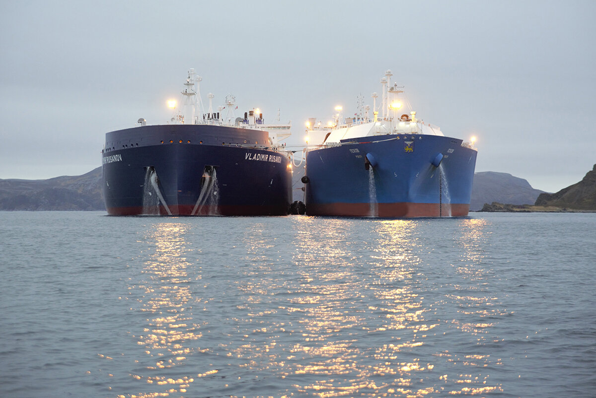 Перевалка СПГ с арктического газовоза "Владимир Русанов" на газовоз "Псков" / Фото: Совкомфлот