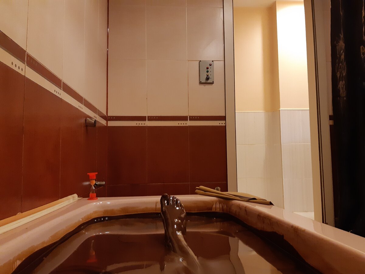 Лечебная нефть очень плотная, цвета молочного шоколада. И запах...специфический.