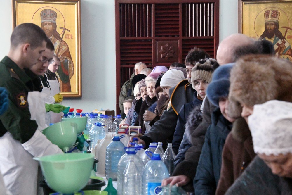 Когда в храме на крещение набирают воду. Освящение воды. О крещенской воде. Святая вода в церкви. Святая Крещенская вода.