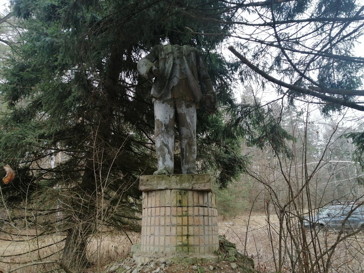 Памятник  Ленину, без головы, руки. Постамент уже разваливается, но вот статуя в хорошем состоянии. А голову местные жители скорее всего забрали как сувенир.