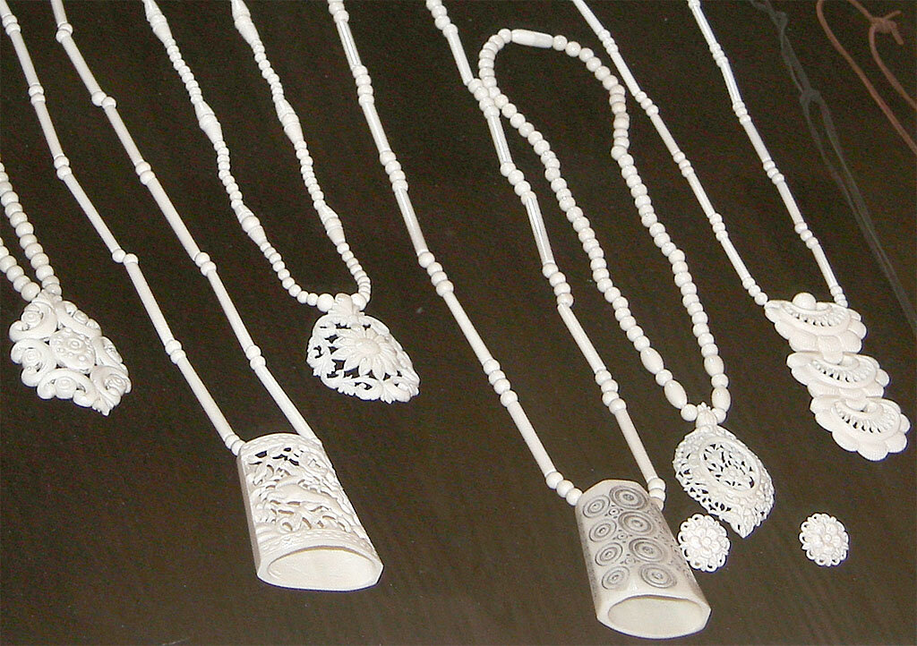 Кулоны, вырезанные из кости. Иллюстрация из открытых источников