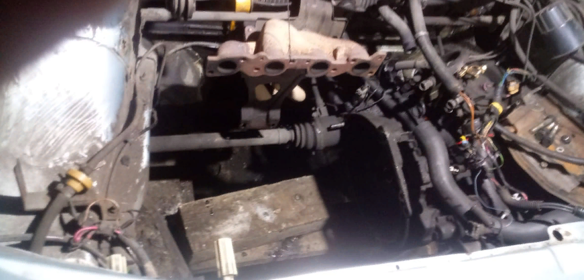 Был мотор - и нет его!!! На второй день двигатель был полностью демонтирован.