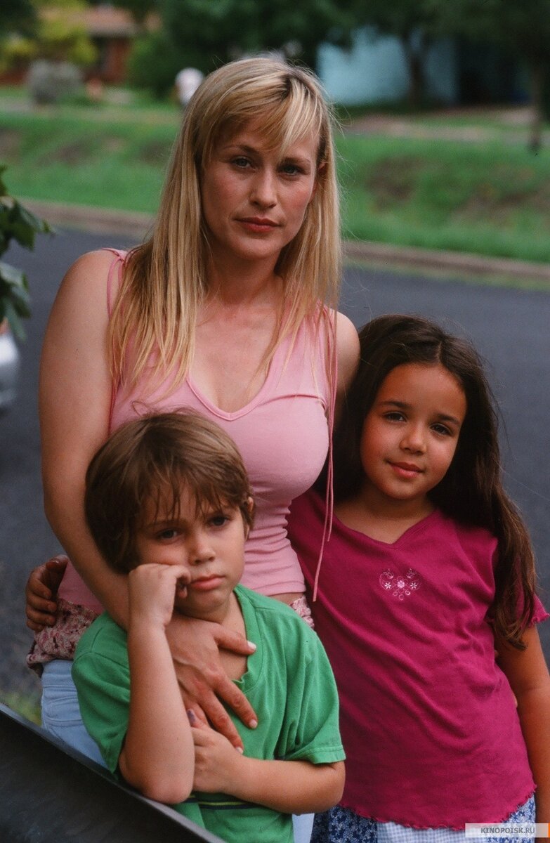 Оливия Эванс (Патрисия Аркетт) и её дети Мейсон (Эллар Колтрейн) и Саманта (Лорелей Линклейтер)