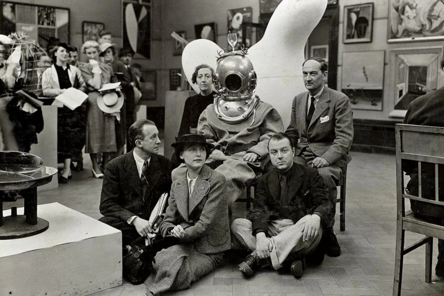 Почти задохнувшийся Дали в скафандре на встрече сюрреалистов, 1936