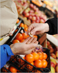 Почему-то принято считать, что только богатые могут позволить себе питаться здоровой едой, а людям со средним достатком приходится экономить на своём здоровье и выбирать продукты не по их питательной ценности, а по стоимости. KEDEM.RU взялся развеять этот миф. Мы обнаружили множество полезных продуктов, которые несмотря ни на что остаются дешевыми. Более того, многие дорогие продукты не обязательно полезны, а напротив, плохо сочетаются с принципами здорового питания – это в первую очередь относится к копченым мясным деликатесам, сладостям и полуфабрикатам. Конечно, в режиме экономии мы не сможем позволить себе полезных устриц, чёрной икры, артишоков, спаржи, ягод годжи и прочих суперпродуктов, но составить сбалансированный рацион за небольшие деньги – это реальность. Представляем вашему вниманию самые дешевые продукты, полезные для здоровья.