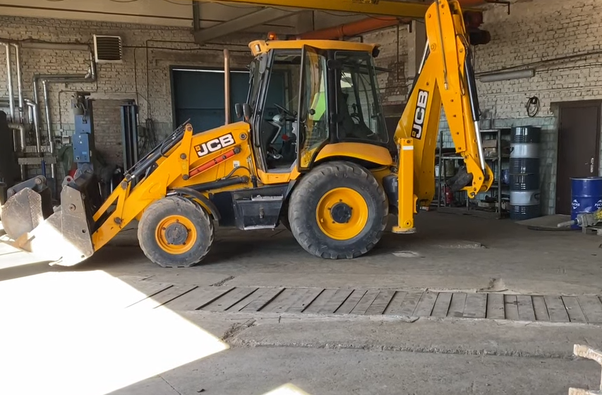 Скриншот одного из видеороликов ютуб- канала "Игорь Романенко JCB UA"