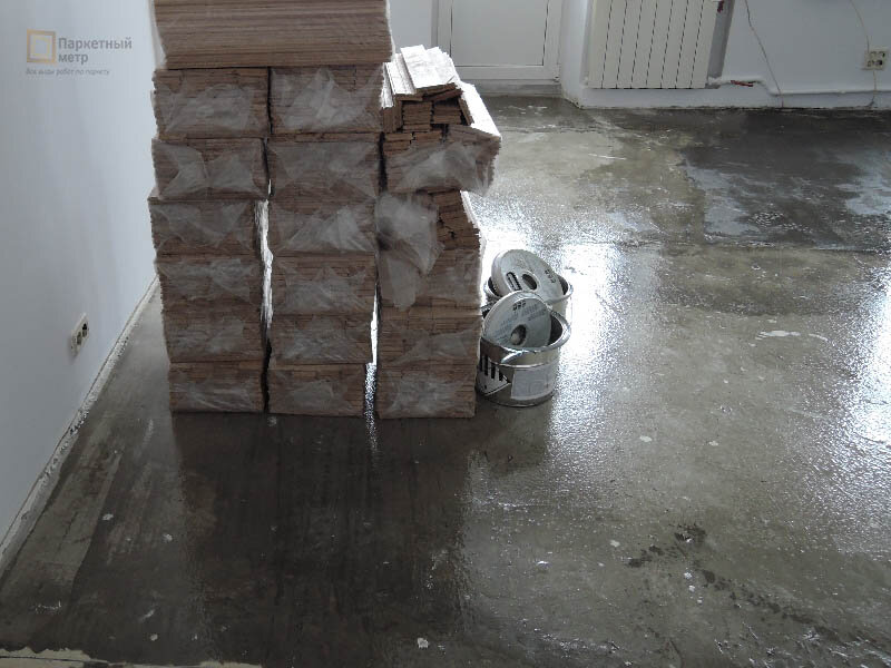 На фото основание под укладку паркета загрунтовано эпоксидным грунтом